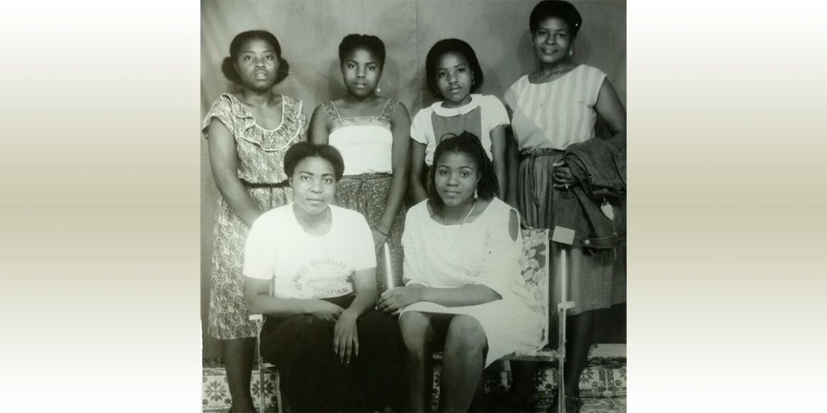 De gauche a droite: Henriette Sindjui, Genevieve Ngandjui Sindjui, Zozo Tchamasse Sindjui, Beatrice Sindjui, Emily Sindjui, Mado Youanga.